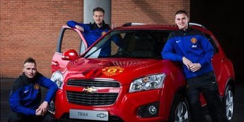 Manchester United и Chevrolet с моделью Trax участвует в благотворительном аукционе.
