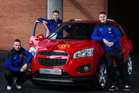 Manchester United и Chevrolet с моделью Trax участвует в благотворительном аукционе.